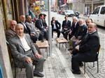 Hayratta protokol �ay sohbetinde, Belediye ba�kan�,m�ft�,imamlar,idari personel esnaf �ay i�erek sohbet ediyor