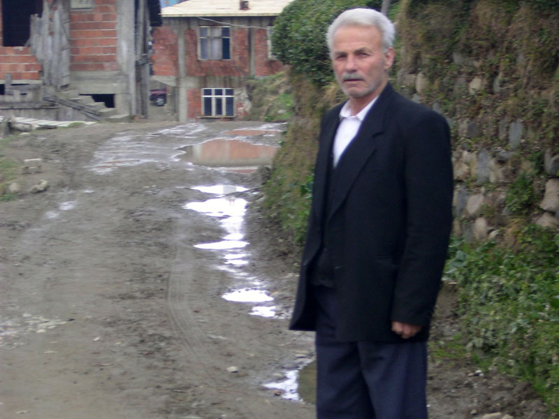 yenicami mahallesi muhtar� �mer demirci